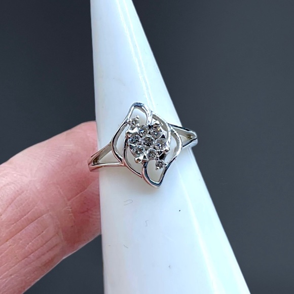 🌺14K White Gold and Diamond Ring - Picture 7 of 14